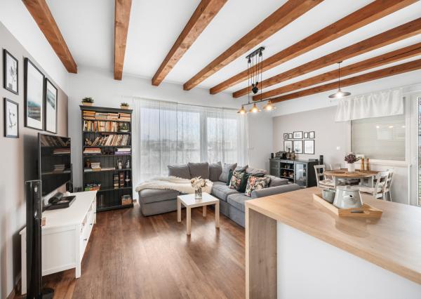 Štýlový víkendový dom s jazerom v srdci prírody v Malých Levároch