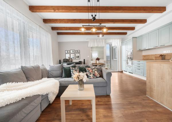 Štýlový víkendový dom s jazerom v srdci prírody v Malých Levároch