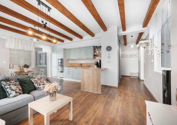 Štýlový víkendový dom s jazerom v srdci prírody v Malých Levároch