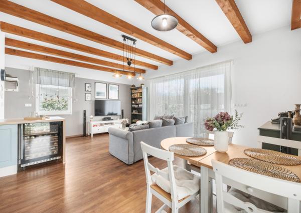 Štýlový víkendový dom s jazerom v srdci prírody v Malých Levároch