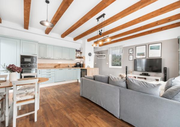 Štýlový víkendový dom s jazerom v srdci prírody v Malých Levároch