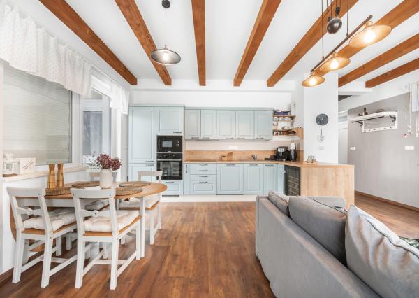 Štýlový víkendový dom s jazerom v srdci prírody v Malých Levároch