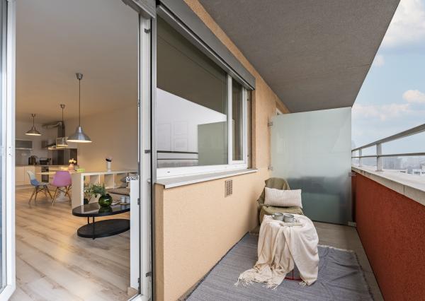 Rezervovaný - Priestranný 2 izbový byt v novostavbe Ship House v Ružinove s balkónom, garážovým státím a kompletným zariadením