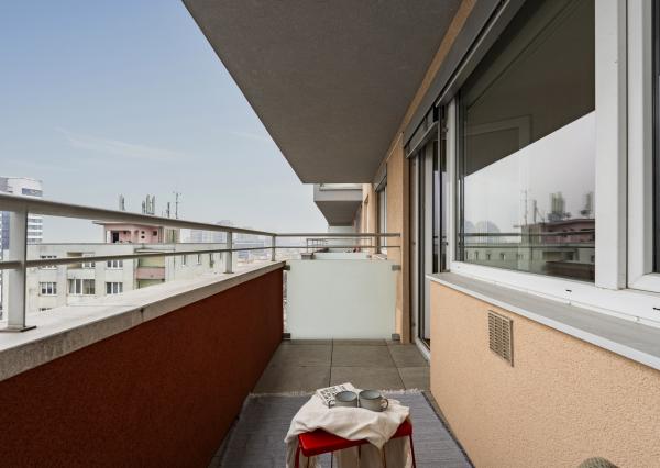 Rezervovaný - Priestranný 2 izbový byt v novostavbe Ship House v Ružinove s balkónom, garážovým státím a kompletným zariadením