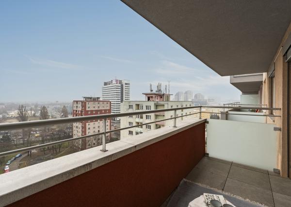 Rezervovaný - Priestranný 2 izbový byt v novostavbe Ship House v Ružinove s balkónom, garážovým státím a kompletným zariadením