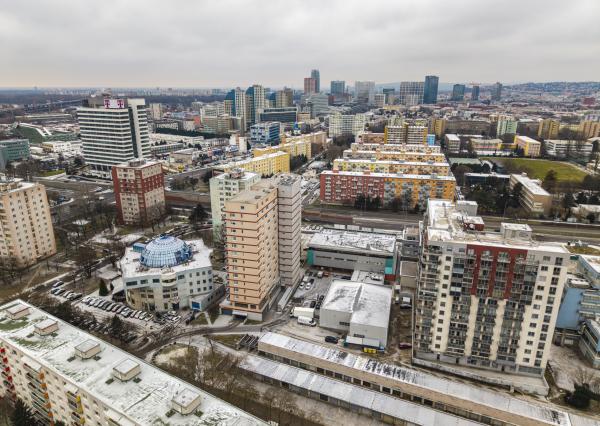 Rezervovaný - Priestranný 2 izbový byt v novostavbe Ship House v Ružinove s balkónom, garážovým státím a kompletným zariadením