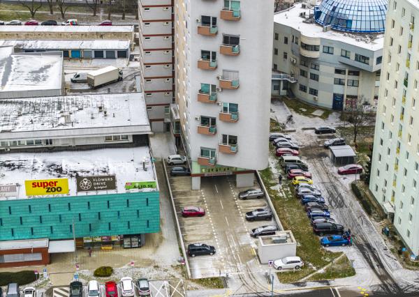 Rezervovaný - Priestranný 2 izbový byt v novostavbe Ship House v Ružinove s balkónom, garážovým státím a kompletným zariadením