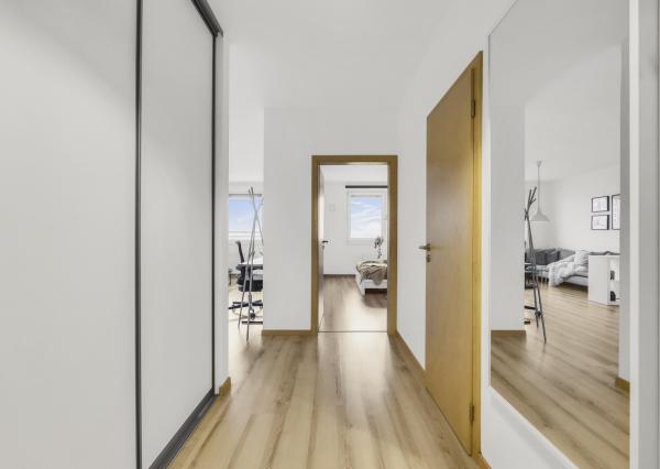 Rezervovaný - Priestranný 2 izbový byt v novostavbe Ship House v Ružinove s balkónom, garážovým státím a kompletným zariadením