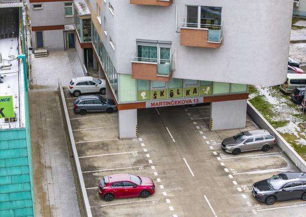 Rezervovaný - Priestranný 2 izbový byt v novostavbe Ship House v Ružinove s balkónom, garážovým státím a kompletným zariadením