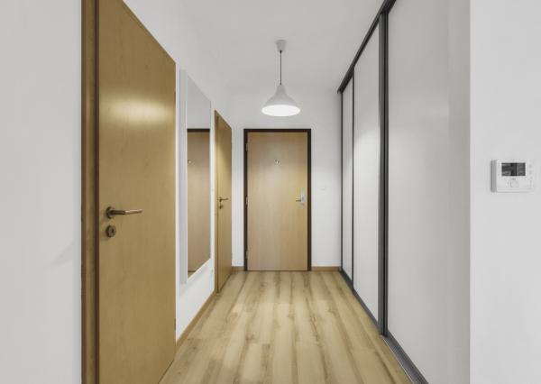 Rezervovaný - Priestranný 2 izbový byt v novostavbe Ship House v Ružinove s balkónom, garážovým státím a kompletným zariadením