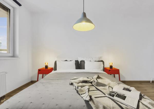 Rezervovaný - Priestranný 2 izbový byt v novostavbe Ship House v Ružinove s balkónom, garážovým státím a kompletným zariadením