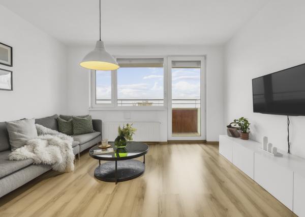 Rezervovaný - Priestranný 2 izbový byt v novostavbe Ship House v Ružinove s balkónom, garážovým státím a kompletným zariadením