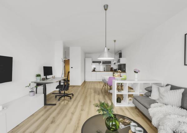 Rezervovaný - Priestranný 2 izbový byt v novostavbe Ship House v Ružinove s balkónom, garážovým státím a kompletným zariadením