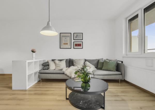 Rezervovaný - Priestranný 2 izbový byt v novostavbe Ship House v Ružinove s balkónom, garážovým státím a kompletným zariadením