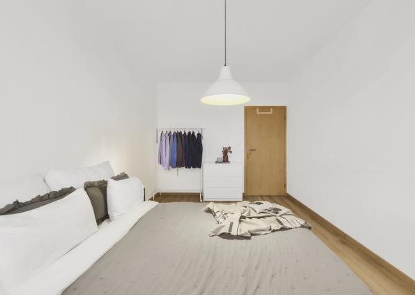 Rezervovaný - Priestranný 2 izbový byt v novostavbe Ship House v Ružinove s balkónom, garážovým státím a kompletným zariadením