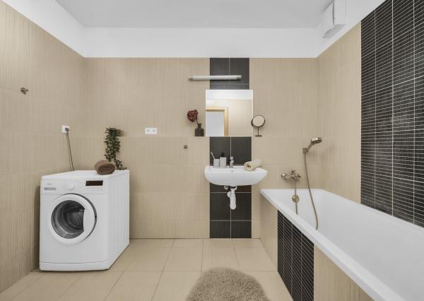 Rezervovaný - Priestranný 2 izbový byt v novostavbe Ship House v Ružinove s balkónom, garážovým státím a kompletným zariadením