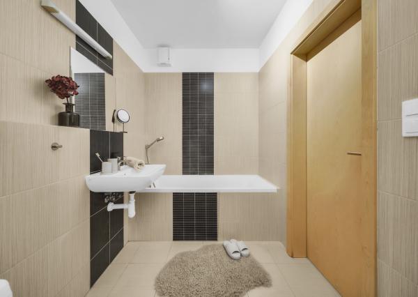 Rezervovaný - Priestranný 2 izbový byt v novostavbe Ship House v Ružinove s balkónom, garážovým státím a kompletným zariadením