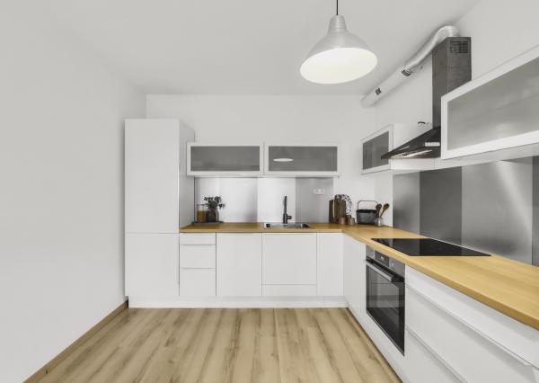 Rezervovaný - Priestranný 2 izbový byt v novostavbe Ship House v Ružinove s balkónom, garážovým státím a kompletným zariadením