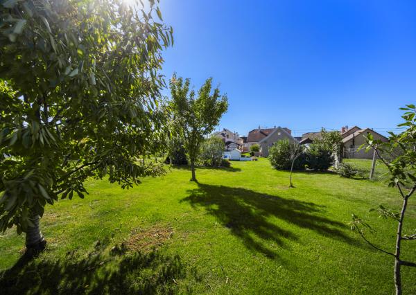 Rekonštruovaný rodinný dom so záhradou snov a extra priestorom pre hostí