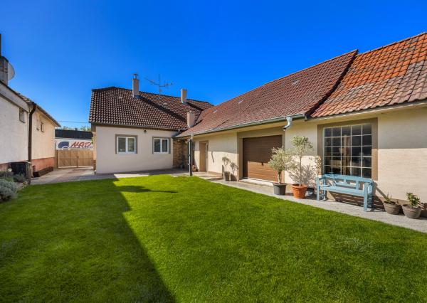 Rekonštruovaný rodinný dom so záhradou snov a extra priestorom pre hostí