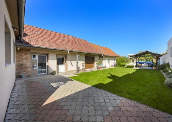 Rekonštruovaný rodinný dom so záhradou snov a extra priestorom pre hostí