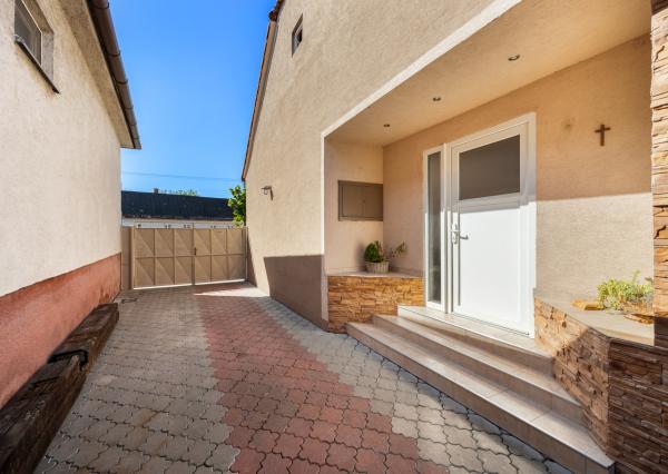 Rekonštruovaný rodinný dom so záhradou snov a extra priestorom pre hostí