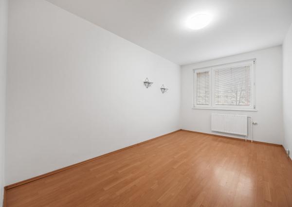 Praktický 4- izbový byt s lodžiou a dvomi pivnicami na predaj na ulici Haanova v Petržalke