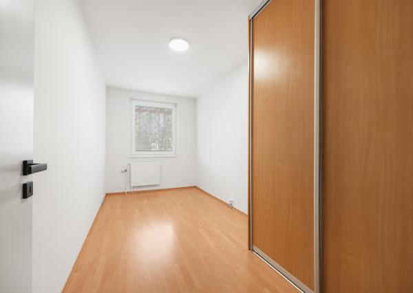 Praktický 4- izbový byt s lodžiou a dvomi pivnicami na predaj na ulici Haanova v Petržalke