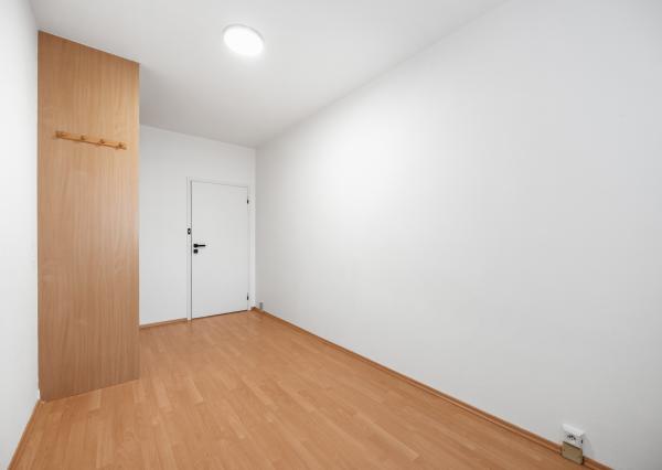 Praktický 4- izbový byt s lodžiou a dvomi pivnicami na predaj na ulici Haanova v Petržalke