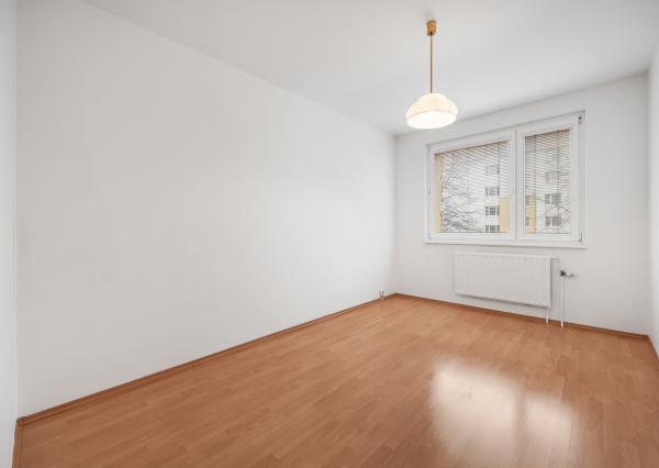 Praktický 4- izbový byt s lodžiou a dvomi pivnicami na predaj na ulici Haanova v Petržalke