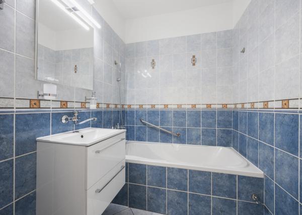 Praktický 4- izbový byt s lodžiou a dvomi pivnicami na predaj na ulici Haanova v Petržalke