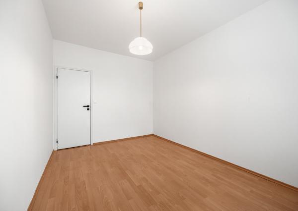 Praktický 4- izbový byt s lodžiou a dvomi pivnicami na predaj na ulici Haanova v Petržalke