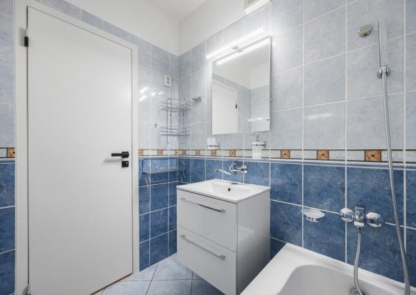 Praktický 4- izbový byt s lodžiou a dvomi pivnicami na predaj na ulici Haanova v Petržalke