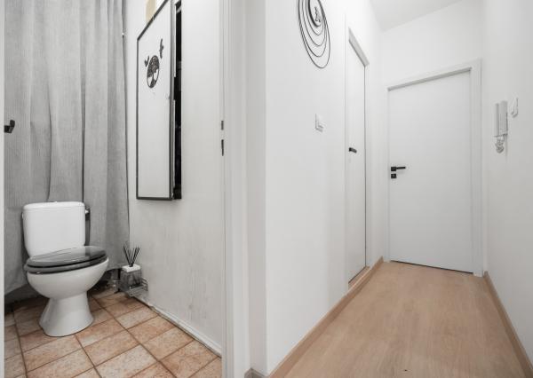 Praktický 4- izbový byt s lodžiou a dvomi pivnicami na predaj na ulici Haanova v Petržalke