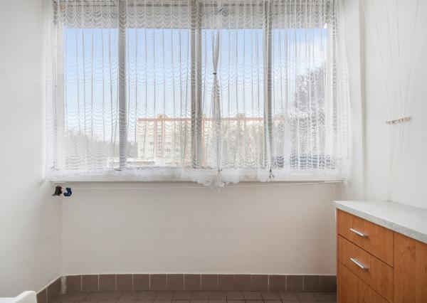 Praktický 4- izbový byt s lodžiou a dvomi pivnicami na predaj na ulici Haanova v Petržalke