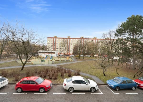 Praktický 4- izbový byt s lodžiou a dvomi pivnicami na predaj na ulici Haanova v Petržalke