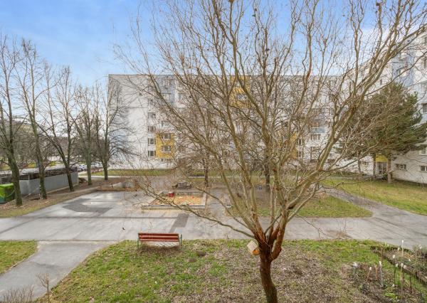 Praktický 4- izbový byt s lodžiou a dvomi pivnicami na predaj na ulici Haanova v Petržalke