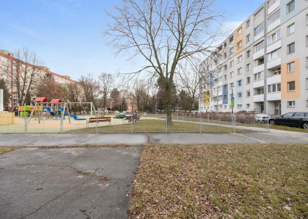 Praktický 4- izbový byt s lodžiou a dvomi pivnicami na predaj na ulici Haanova v Petržalke