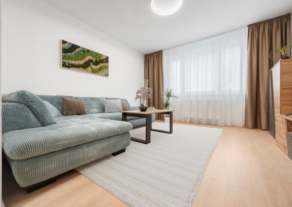 Praktický 4- izbový byt s lodžiou a dvomi pivnicami na predaj na ulici Haanova v Petržalke