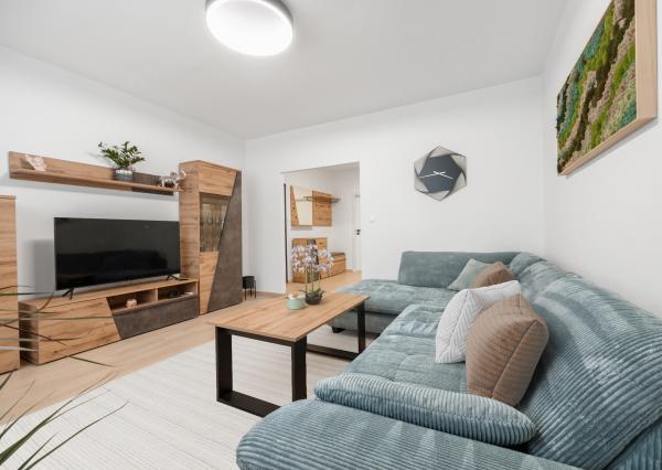 Praktický 4- izbový byt s lodžiou a dvomi pivnicami na predaj na ulici Haanova v Petržalke