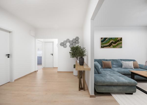 Praktický 4- izbový byt s lodžiou a dvomi pivnicami na predaj na ulici Haanova v Petržalke