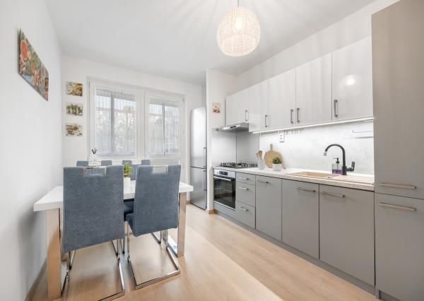 Praktický 4- izbový byt s lodžiou a dvomi pivnicami na predaj na ulici Haanova v Petržalke