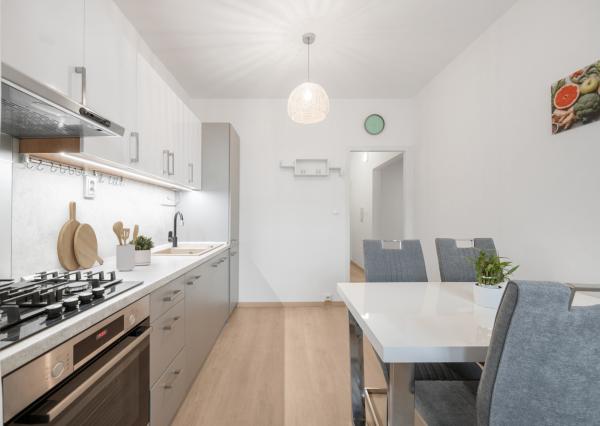 Praktický 4- izbový byt s lodžiou a dvomi pivnicami na predaj na ulici Haanova v Petržalke