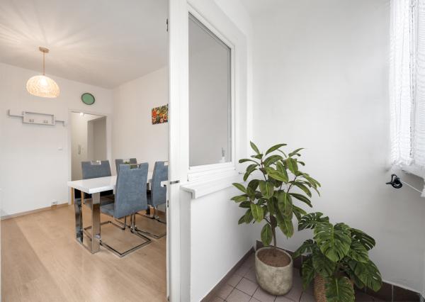 Praktický 4- izbový byt s lodžiou a dvomi pivnicami na predaj na ulici Haanova v Petržalke