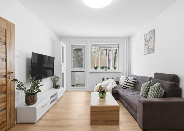 Praktický a kompletne zariadený 2-izbový byt s presklenou loggiou a samostatnou kuchyňou v Dúbravke